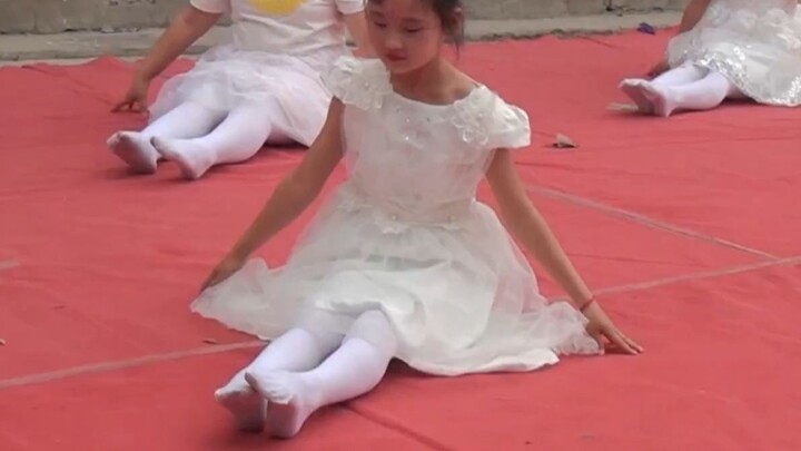 การเต้นของเด็กหญิงชั้นประถมศึกษาปีที่ 3 - ฉันกับนกตัวน้อยมาชวนร้องเพลง