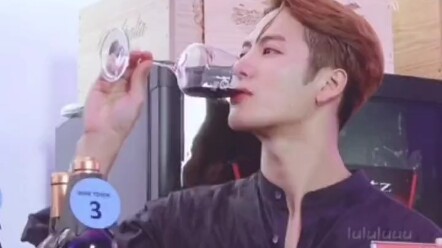 หวังเจียเอ๋อร์ วินาทีก่อนยังคิดว่าผู้ชายคนนี้หล่อมาก แต่วินาทีถัดมากลับพูดว่าทำไมผู้ชายคนนี้ตลกจังเล