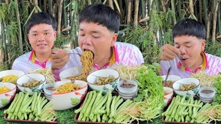 ก๋วยเตี๋ยวเรือน้ำตก สองถ้วยกินกับพริกคั่ว ถั่วฝักยาวถั่วงอกแก้มผักแบบจุกจุก ￼