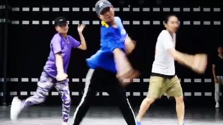 刘雨昕XIN-练习室 就是她自己微博发的那个练习室的另一版超清版本啦~看得清脸无logo的那种