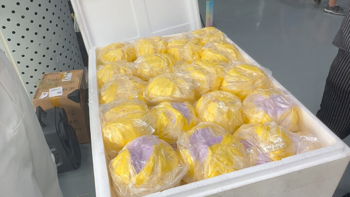 Brought a box of steamed buns to the comic convention as freebies—teachers loved them so much!