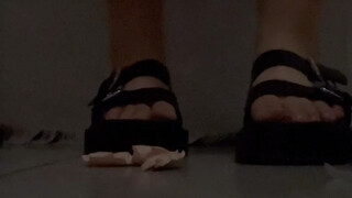 พื้นรองเท้าของฉันเต็มไปด้วยน้ำยาไข่ จะทำความสะอาดได้อย่างไร?