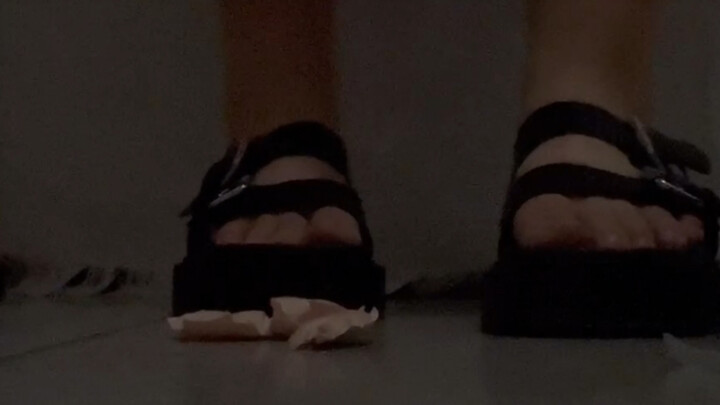พื้นรองเท้าของฉันเต็มไปด้วยน้ำยาไข่ จะทำความสะอาดได้อย่างไร?