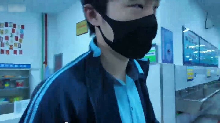 The real and fake Jiahao suddenly appeared in the cafeteria to compete with each other. Who is the w