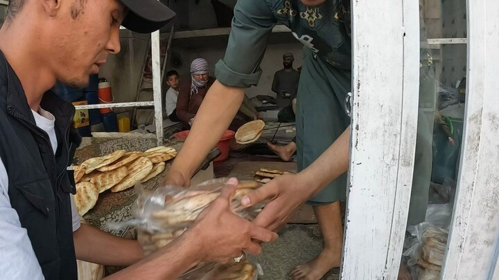 Dọn sạch tiệm bánh mì naan, chất đầy một xe tải với bao nhiêu là bánh mì naan, để giúp những cụ ông 