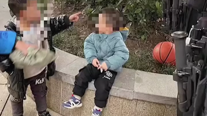 A 5-year-old found a 1-year-old and cleverly called the police, helping the little one reunite with 