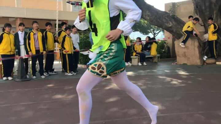 穿温迪cos服跑1000米