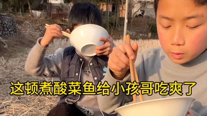 The big black fish I caught with a trap two days ago really let the kid enjoy a feast!