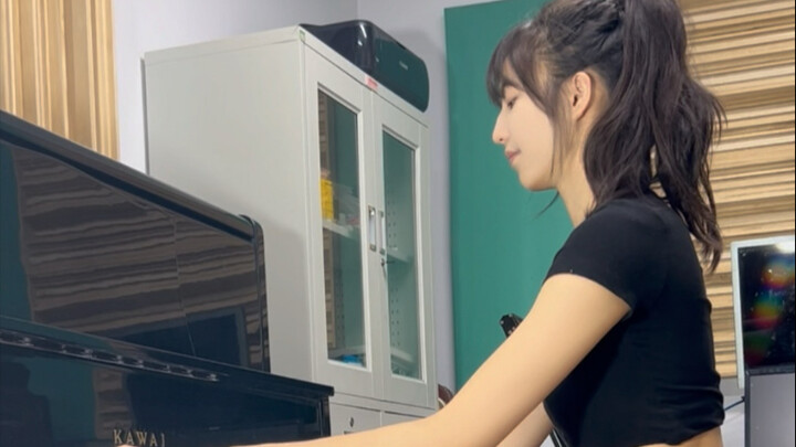 الجوارب السوداء تقفز لتفوز ببطولة المقاطعة - عارضة أزياء بطول 190 سم تُعزف أغنية "روحي"