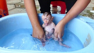 Woo! Very Good little boy Maki obedient not crying when shower today in the morning