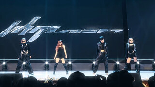 แว่นกันแดดแส้เต้นในงานปาร์ตี้วันปีใหม่ ซึ่งดูเหมือนเดอะเมทริกซ์