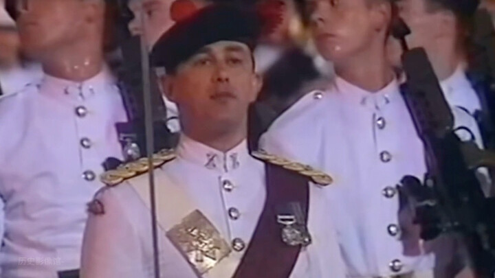 In 1997, British troops withdrew from Hong Kong, and people braved the heavy rain to hold a farewell