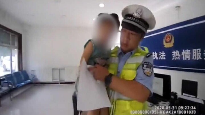 Bé gái bị lạc, cảnh sát hỏi tên bố mẹ em là gì. Câu trả lời “ngộ nghĩnh” của cháu bé đã khiến mọi ng