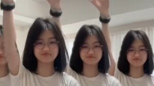 Kontras antara gadis berseragam sekolah Shenzhen dan berkacamata...