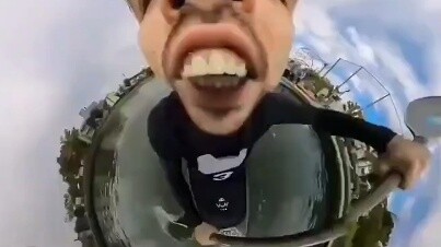 Saat Anda memasukkan kamera panorama ke dalam mulut Anda...