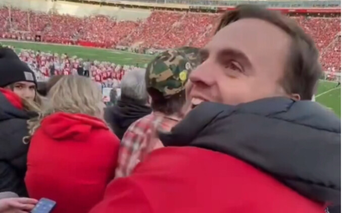 Rõ ràng là cô gái này cũng hiểu tiếng Trung.