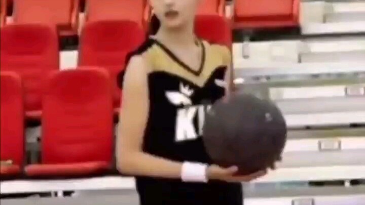 Chu Yuxuan playing basketball