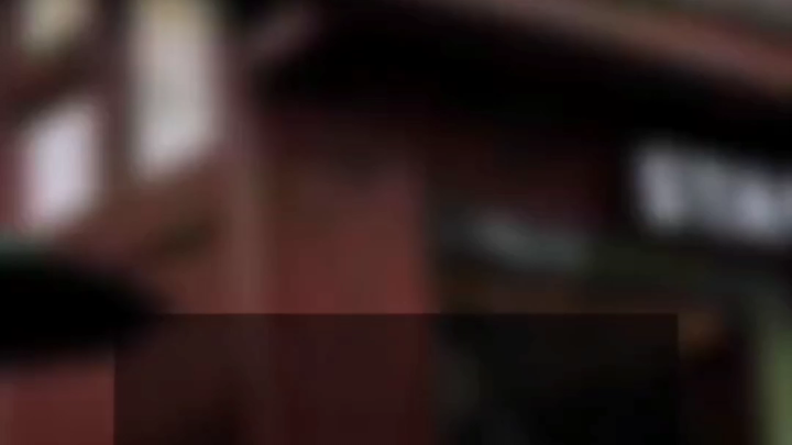 On the 13th, in Chongqing, two on-duty police officers were asked to leave and reported to Starbucks