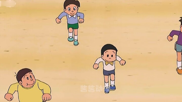 Nobita meninju sekuat tenaganya, menciptakan lubang besar di ruang terbuka itu.