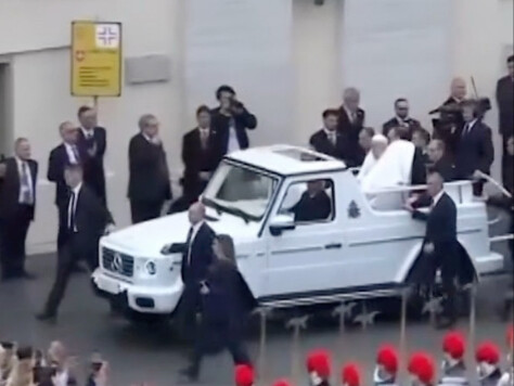 Gửi Đức Giáo Hoàng Phanxicô: Chiếc G-Class độ độc bản Mercedes-Benz tặng ngài quả thật rất đẳng cấp!