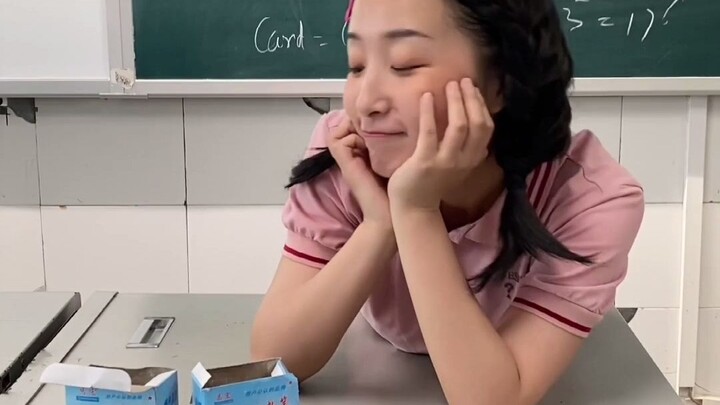 她不会真觉得自己这样很可爱吧？