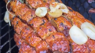 Nikmati: Gulungan daging babi kulit renyah asap kayu kenari, disajikan dengan apel panggang tanah