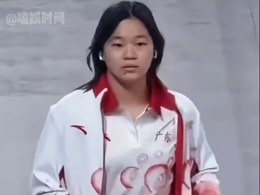 Dáng người đã “mập gấp đôi”, tại sao Quần Hồng Thiền vẫn có thể biểu diễn tuyệt kỹ “biến mất tăm nướ