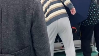 The master hired by Wang Ge for 30,000 yuan a month always holds an umbrella every time he debugs th