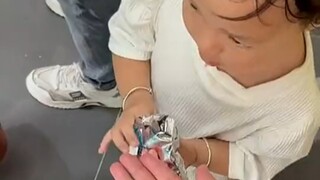 小女孩：叔叔你别要了，我害怕