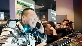 Terus menggunakan suara wanita untuk melakukan panggilan telepon di warnet