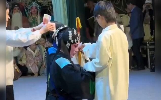 لا يمكنني الانتهاء من الأكل، مستحيل أن أنتهي [تقوس الشفاه]