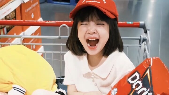 มู่เหยียนดูเหมือนดอกทานตะวันที่ถูกความรักหล่อเลี้ยงจริงๆ เลย!