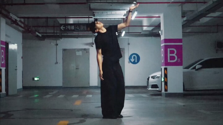 أجواء البوبينغ المذهلة تصل إلى أقصاها في مرآب السيارات!