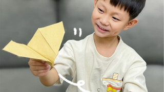 طائرة مصنوعة من ورق A4، عندما تطير ترفرف بأجنحتها مثل الطائر الصغير، طريقة الطي بسيطة جدًا.