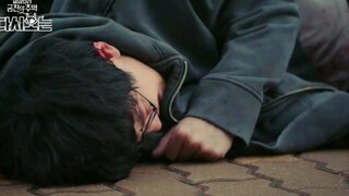 韩剧，女主弟弟被人追杀晕倒在路边。#虐美男##美男晕倒#