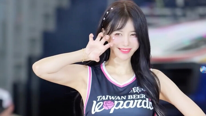 رقصة منتصف الملعب الحماسية والجذابة لـ يُن باو