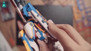 Pastikan untuk menyalakan suara dan mendengarkan! Adik mengambil gambar proses merakit Gundam-nya...