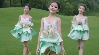 The child's skirt is actually made of a bouquet of flowers, the effect is unexpected... Children's g
