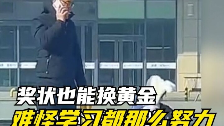 Giấy khen hóa ra có thể đổi lấy vàng, bảo sao người ta vẫn thường nói phải chăm chỉ học tập…