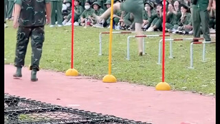 تدريب عسكري لفتاة فيتنامية جامعية