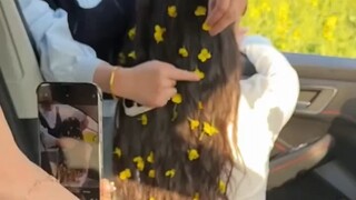 “Đúng đúng đúng, bổ sung hai bông hoa nữa, bật đèn lên bật đèn lên...”, cô gái chụp ảnh không khí mù