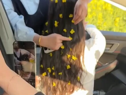 "Iya iya iya, tambah dua bunga lagi, nyalakan lampu nyalakan lampu...", seorang gadis memotret suasa