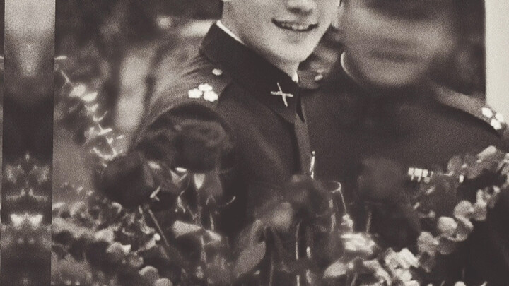 [Military Uniform]｜One person wrote in blood that Zhu Yilong should weld the military uniform on his