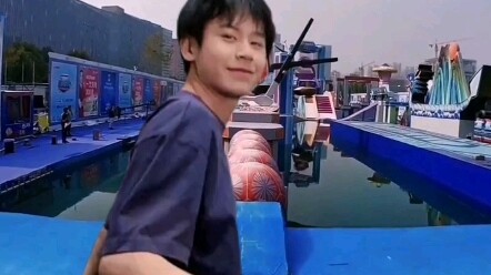 Vô Úy nắm tay bạn, dẫn bạn giành chiến thắng trong trò chơi rinh tủ lạnh – góc nhìn thứ nhất