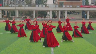 Tarian kelompok putra dan putri Mongolia "Kuda Putih"