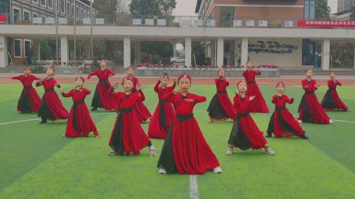 Tarian kelompok putra dan putri Mongolia "Kuda Putih"