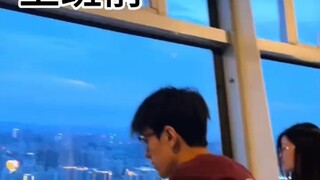 نشر شاب صورةً لنفسه قبل وبعد ذهابه إلى العمل في مدرسة لتعليم القيادة. كان وسيمًا قبل العمل، لكنه تحو