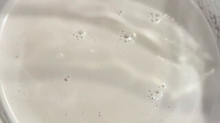 我用椰肉“炸”了一杯奶，结果整个厨房都香了…