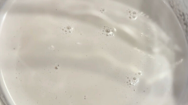 我用椰肉“炸”了一杯奶，结果整个厨房都香了…