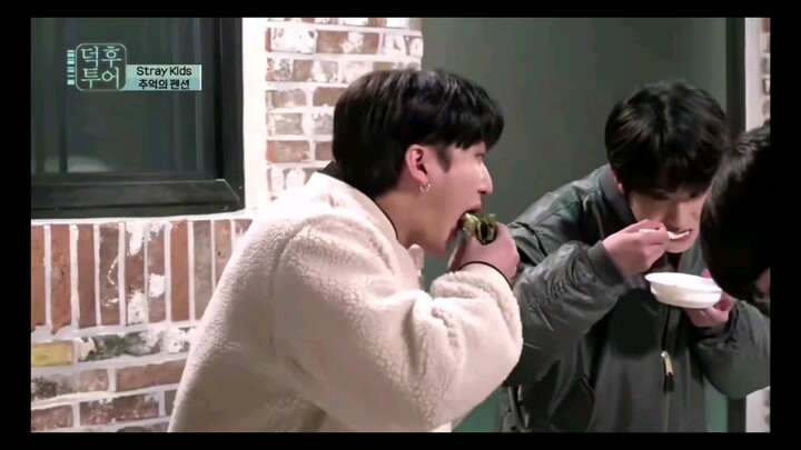 This is the difference between boy group and girl group dining?